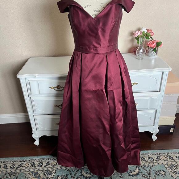 Burgundy off shoulder formal gown - Picture 2 of 8